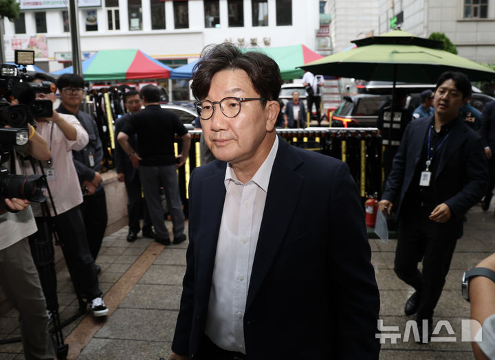 [서울=뉴시스] 김명년 기자 = 권성동 국민의힘 의원이 14일 오전 서울 여의도 중앙당사에서 열린 긴급의원총회에 참석하고 있다. 2025.08.14. kmn@newsis.com