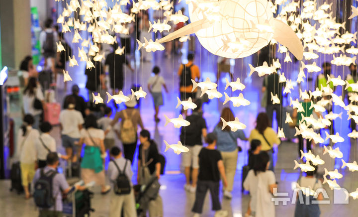 [제주=뉴시스] 우장호 기자 = 광복절 연휴를 하루 앞둔 14일 오전 제주국제공항 1층 도착장이 이용객들의 발걸음으로 붐비고 있다. 제주관광협회에 따르면 이날부터 17일까지 연휴 기간 제주 입도 관광객이 17만6000여명에 이를 것으로 예상된다. 2025.08.14. woo1223@newsis.com