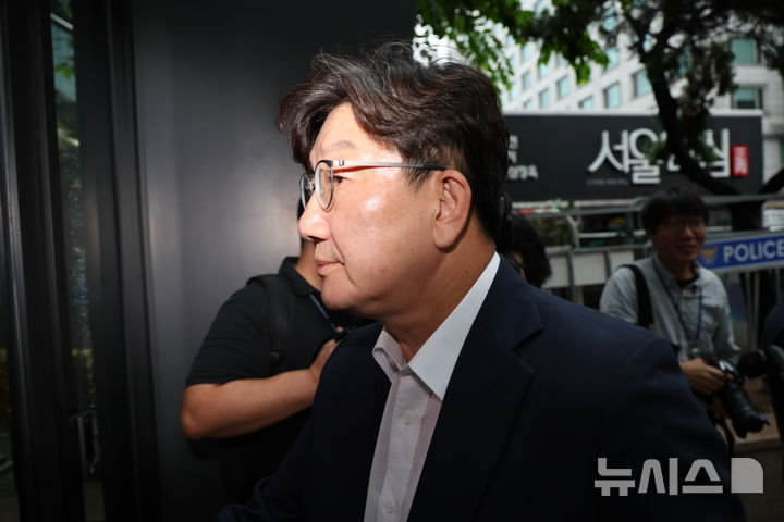 [서울=뉴시스] 김명년 기자 = 권성동 국민의힘 의원이 14일 오전 서울 여의도 중앙당사에서 열린 긴급의원총회에 참석하고 있다. 2025.08.14. kmn@newsis.com