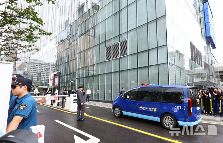 [서울=뉴시스] 황준선 기자 = 윤석열 전 대통령 부인 김건희 여사가 탑승한 호송 차량이 14일 오전 본인을 수사하는 민중기 특별검사 사무실이 마련된 서울 종로구 KT광화문 West빌딩으로 조사를 받기 위해 들어서고 있다. 2025.08.14. hwang@newsis.com