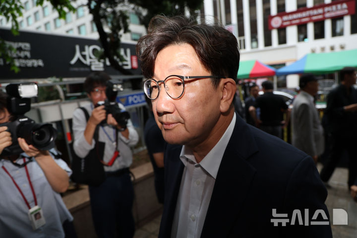 [서울=뉴시스] 김명년 기자 = 권성동 국민의힘 의원이 14일 오전 서울 여의도 중앙당사에서 열린 긴급의원총회에 참석하고 있다. 2025.08.14. kmn@newsis.com