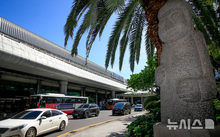 [제주=뉴시스] 우장호 기자 = 광복절 연휴를 하루 앞둔 14일 오전 제주국제공항 도착장 앞 도로가 차량들로 붐비고 있다. 제주관광협회에 따르면 이날부터 17일까지 연휴 기간 제주 입도 관광객이 17만6000여명에 이를 것으로 예상된다. 2025.08.14. woo1223@newsis.com