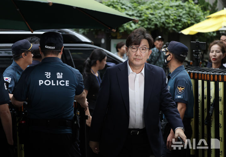 [서울=뉴시스] 김명년 기자 = 권성동 국민의힘 의원이 14일 오전 서울 여의도 중앙당사에서 열린 긴급의원총회에 참석하고 있다. 2025.08.14. kmn@newsis.com