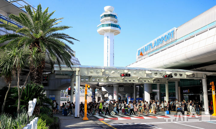 [제주=뉴시스] 우장호 기자 = 광복절 연휴를 하루 앞둔 14일 오전 제주국제공항 1층 도착장이 이용객들의 발걸음으로 붐비고 있다. 제주관광협회에 따르면 이날부터 17일까지 연휴 기간 제주 입도 관광객이 17만6000여명에 이를 것으로 예상된다. 2025.08.14. woo1223@newsis.com