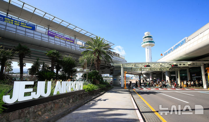 [제주=뉴시스] 우장호 기자 = 광복절 연휴를 하루 앞둔 14일 오전 제주국제공항 1층 도착장이 이용객들의 발걸음으로 붐비고 있다. 제주관광협회에 따르면 이날부터 17일까지 연휴 기간 제주 입도 관광객이 17만6000여명에 이를 것으로 예상된다. 2025.08.14. woo1223@newsis.com