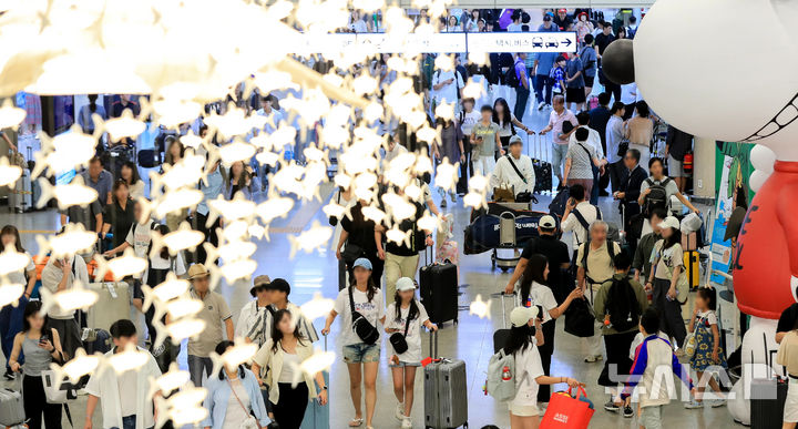 [제주=뉴시스] 우장호 기자 = 제주국제공항 1층 도착장이 이용객들의 발걸음으로 붐비고 있다. (사진=뉴시스DB) woo1223@newsis.com