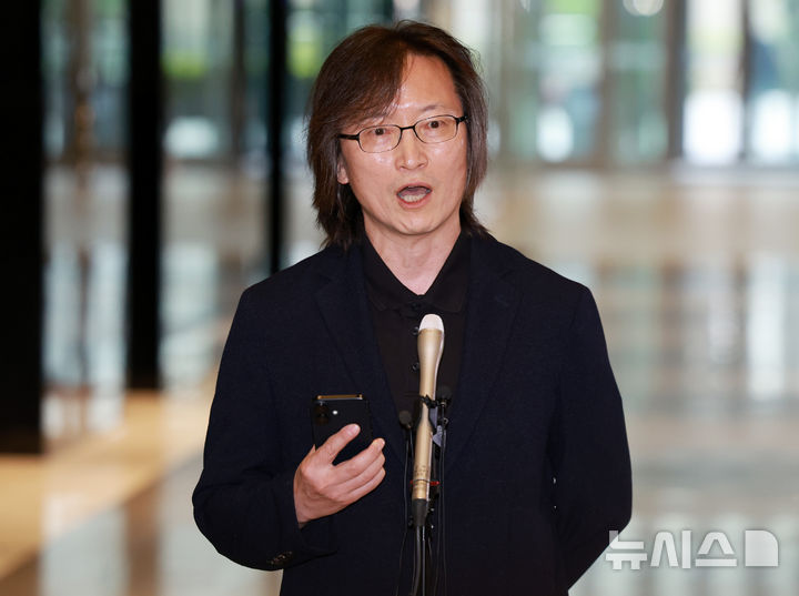 [서울=뉴시스] 이영환 기자 = 주병기 공정거래위원장 후보자가 14일 오전 서울 중구 대한상공회의소에 마련된 청문회 준비 사무실로 출근하며 취재진의 질문에 답하고 있다. 2025.08.14. 20hwan@newsis.com