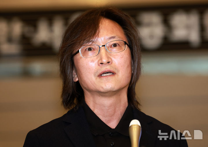 [서울=뉴시스] 이영환 기자 = 주병기 공정거래위원장 후보자가 14일 오전 서울 중구 대한상공회의소에 마련된 청문회 준비 사무실로 출근하며 취재진의 질문에 답하고 있다. 2025.08.14. 20hwan@newsis.com