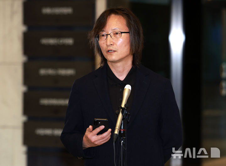 [서울=뉴시스] 이영환 기자 = 주병기 공정거래위원장 후보자가 14일 오전 서울 중구 대한상공회의소에 마련된 청문회 준비 사무실로 출근하며 취재진의 질문에 답하고 있다. 2025.08.14. 20hwan@newsis.com