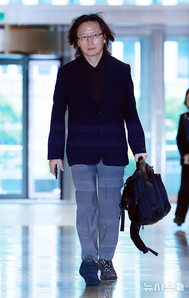 [서울=뉴시스] 이영환 기자 = 주병기 공정거래위원장 후보자가 14일 오전 서울 중구 대한상공회의소에 마련된 청문회 준비 사무실로 출근하고 있다. 2025.08.14. 20hwan@newsis.com