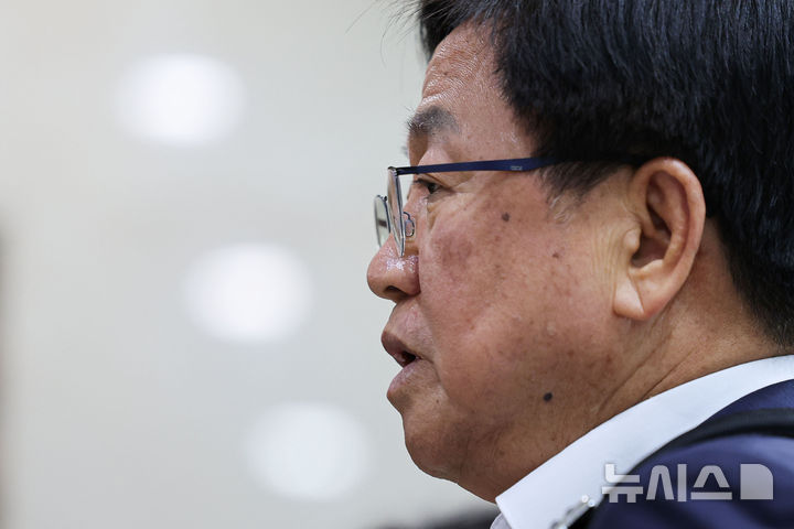 [서울=뉴시스] 권창회 기자 = 최교진 사회부총리 겸 교육부장관 후보자가 지난 14일 오전 서울 여의도 한국교육시설안전원에 마련된 인사청문회 준비 사무실로 출근하며 취재진 질의에 답하는 모습. 2025.08.14. kch0523@newsis.com