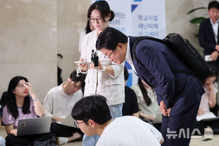 [서울=뉴시스] 권창회 기자 = 최교진 사회부총리 겸 교육부장관 후보자가 14일 오전 서울 여의도 한국교육시설안전원에 마련된 인사청문회 준비 사무실로 출근하며 인사하고 있다. 2025.08.14. kch0523@newsis.com