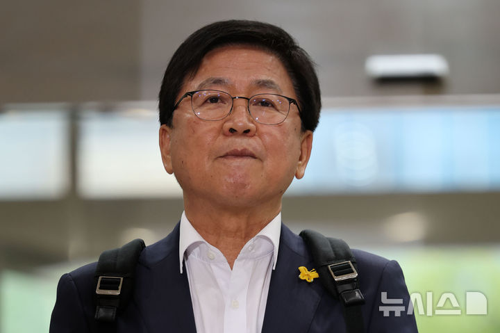 [서울=뉴시스] 권창회 기자 = 최교진 사회부총리 겸 교육부장관 후보자가 14일 오전 서울 여의도 한국교육시설안전원에 마련된 인사청문회 준비 사무실로 출근하며 취재진 질의에 생각하고 있다. 2025.08.14. kch0523@newsis.com