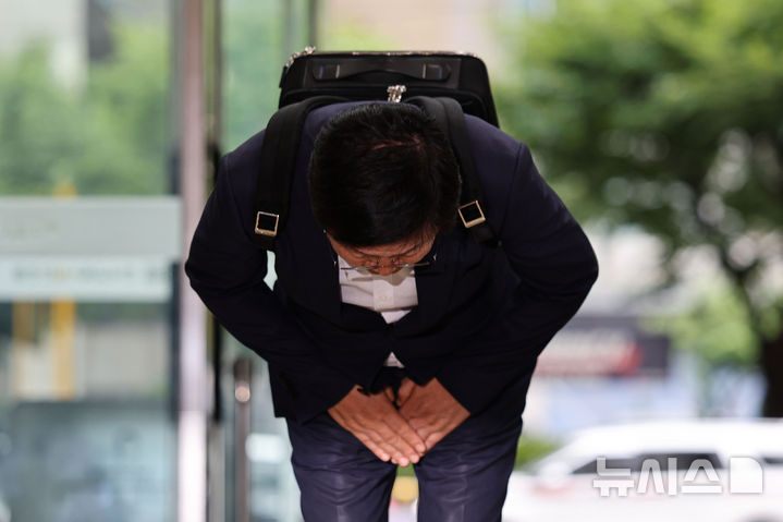 [서울=뉴시스] 권창회 기자 = 최교진 사회부총리 겸 교육부장관 후보자가 14일 오전 서울 여의도 한국교육시설안전원에 마련된 인사청문회 준비 사무실로 출근하며 취재진에게 인사하고 있다. 2025.08.14. kch0523@newsis.com