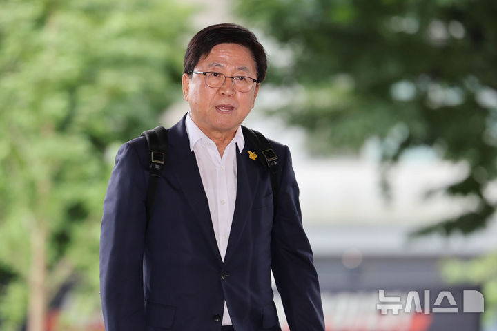 [서울=뉴시스] 권창회 기자 = 최교진 사회부총리 겸 교육부장관 후보자가 지난 14일 오전 서울 여의도 한국교육시설안전원에 마련된 인사청문회 준비 사무실로 출근하고 있다. 2025.08.14. kch0523@newsis.com