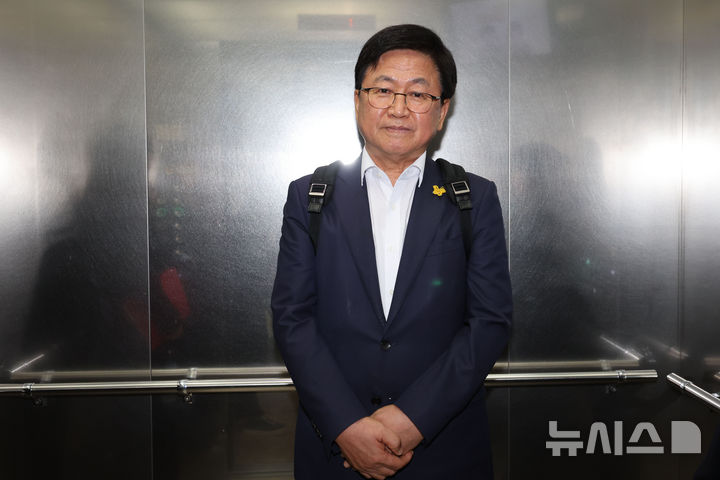 [서울=뉴시스] 권창회 기자 = 최교진 사회부총리 겸 교육부장관 후보자가 14일 오전 서울 여의도 한국교육시설안전원에 마련된 인사청문회 준비 사무실로 출근하고 있다. 2025.08.14. kch0523@newsis.com