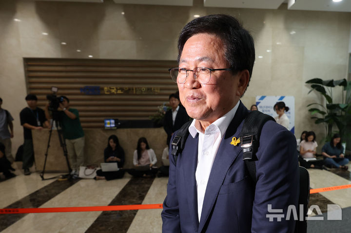 [서울=뉴시스] 권창회 기자 = 최교진 사회부총리 겸 교육부장관 후보자가 14일 오전 서울 여의도 한국교육시설안전원에 마련된 인사청문회 준비 사무실로 출근하고 있다. 2025.08.14. kch0523@newsis.com