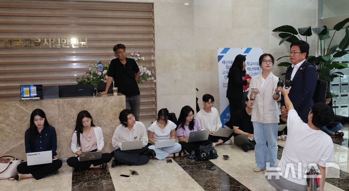 [서울=뉴시스] 권창회 기자 = 최교진 사회부총리 겸 교육부장관 후보자가 14일 오전 서울 여의도 한국교육시설안전원에 마련된 인사청문회 준비 사무실로 출근하며 취재진 질의에 답하고 있다. 2025.08.14. kch0523@newsis.com