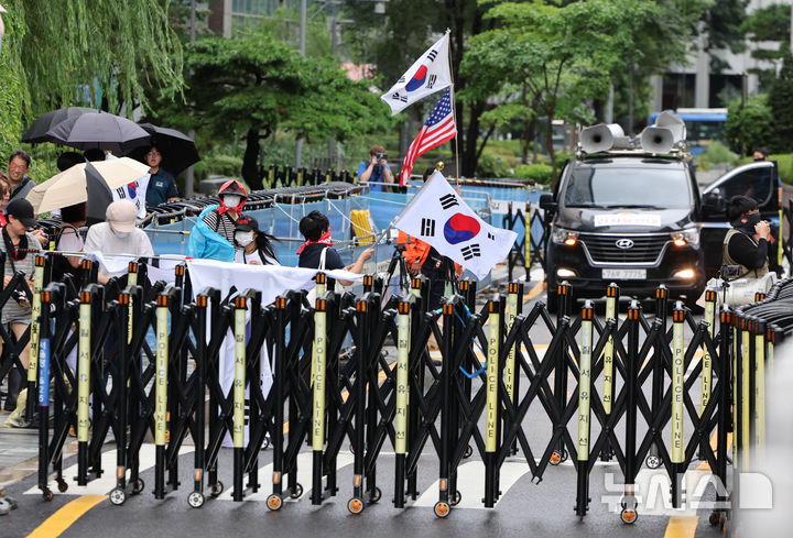 [서울=뉴시스] 황준선 기자 = 김건희 여사 지지자들이 14일 오전 김 여사 조사가 진행중인 민중기 특별검사 사무실이 마련된 서울 종로구 KT광화문 West 빌딩 앞에서 김 여사와 윤석열 전 대통령의 석방을 촉구하고 있다. 2025.08.14. hwang@newsis.com