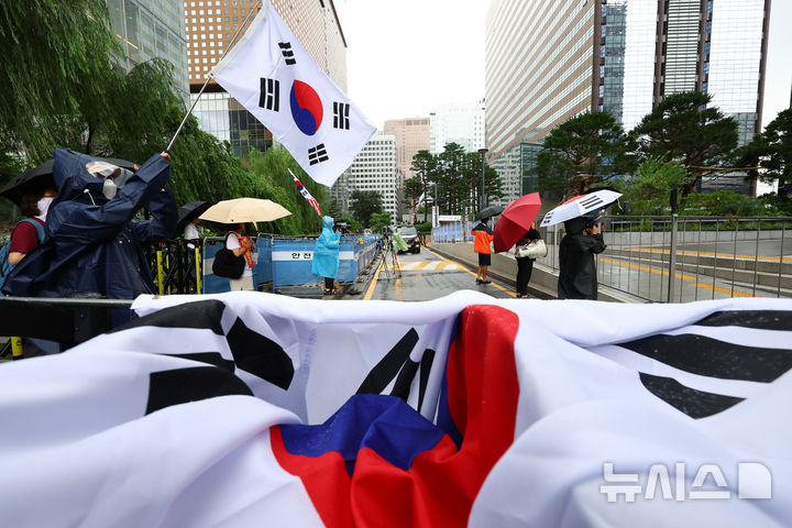 [서울=뉴시스] 황준선 기자 = 김건희 여사 지지자들이 14일 오전 김 여사 조사가 진행중인 민중기 특별검사 사무실이 마련된 서울 종로구 KT광화문 West 빌딩 앞에서 김 여사와 윤석열 전 대통령의 석방을 촉구하고 있다. 2025.08.14. hwang@newsis.com