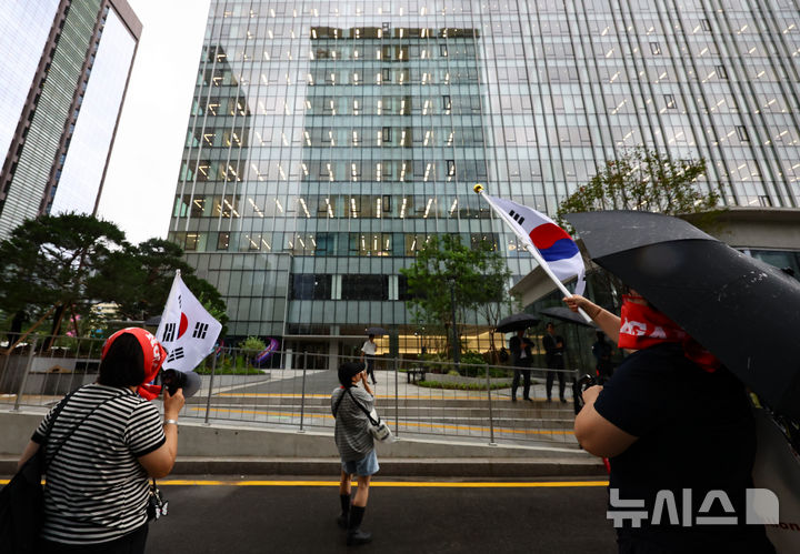 [서울=뉴시스] 황준선 기자 = 김건희 여사 지지자들이 14일 오전 김 여사 조사가 진행중인 민중기 특별검사 사무실이 마련된 서울 종로구 KT광화문 West 빌딩 앞에서 김 여사와 윤석열 전 대통령의 석방을 촉구하고 있다. 2025.08.14. hwang@newsis.com