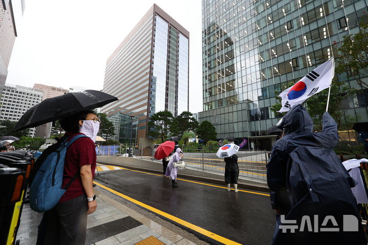 [서울=뉴시스] 황준선 기자 = 김건희 여사 지지자들이 14일 오전 김 여사 조사가 진행중인 민중기 특별검사 사무실이 마련된 서울 종로구 KT광화문 West 빌딩 앞에서 김 여사와 윤석열 전 대통령의 석방을 촉구하고 있다. 2025.08.14. hwang@newsis.com