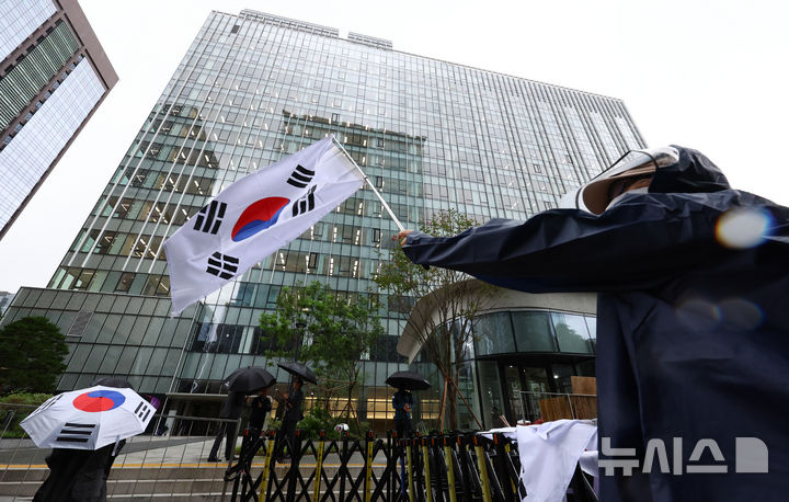 [서울=뉴시스] 황준선 기자 = 김건희 여사 지지자들이 14일 오전 김 여사 조사가 진행중인 민중기 특별검사 사무실이 마련된 서울 종로구 KT광화문 West 빌딩 앞에서 김 여사와 윤석열 전 대통령의 석방을 촉구하고 있다. 2025.08.14. hwang@newsis.com