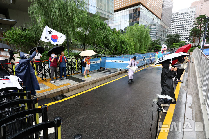 [서울=뉴시스] 황준선 기자 = 김건희 여사 지지자들이 14일 오전 김 여사 조사가 진행중인 민중기 특별검사 사무실이 마련된 서울 종로구 KT광화문 West 빌딩 앞에서 김 여사와 윤석열 전 대통령의 석방을 촉구하고 있다. 2025.08.14. hwang@newsis.com