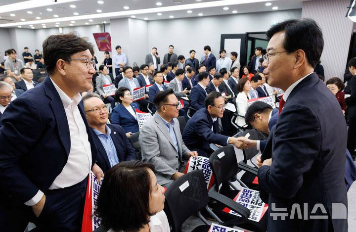 [서울=뉴시스] 김명년 기자 = 송언석 국민의힘 비상대책위원장 겸 원내대표가 14일 오전 서울 여의도 국민의힘 중앙당사에서 열린 긴급의원총회에서 권성동 의원과 대화를 하고 있다.(공동취재) 2025.08.14. photo@newsis.com