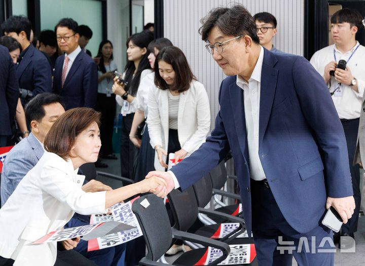 [서울=뉴시스] 김명년 기자 = 나경원, 권성동 국민의힘 의원이 14일 오전 서울 여의도 국민의힘 중앙당사에서 열린 긴급의원총회에서 악수를 하고 있다.(공동취재) 2025.08.14. photo@newsis.com
