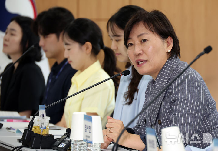 [세종=뉴시스] 강종민 기자 = 송미령 농림축산식품부 장관이 지난달 14일 세종시 정부세종청사에서 열린 농식품부 MZ공무원 '브레인스토밍'에서 MZ 공무원들과 소통하고 있다. 2025.08.14. ppkjm@newsis.com