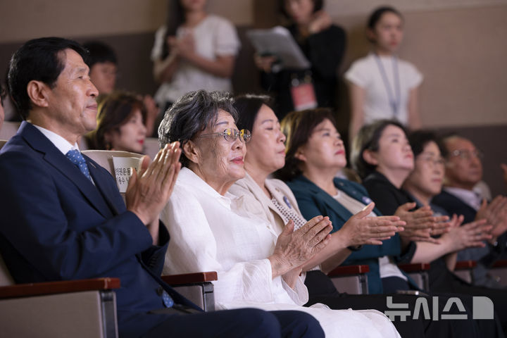 [서울=뉴시스] 김근수 기자 = 위안부 생존자이자 인권운동가인 이용수 할머니와 참석자들이 14일 서울 중구 안중근의사 기념관에서 열린 일본군위안부피해자 기림의 날 기념식에서 박수를 치고 있다. 2025.08.14. ks@newsis.com