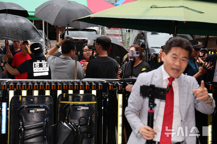 [서울=뉴시스] 김명년 기자 = 14일 오전 서울 여의도 국민의힘 중앙당사에서 국민의힘 지지자들이 중앙윤리위원회 회의에 출석하는 전한길(본명 전유관) 전 한국사 강사에게 항의하고 있다. 윤리위는 이날 회의에서 지난 대구·경북 합동 연설회 도중 일부 후보의 연설을 방해한 전 씨에 대한 징계 수위를 확정할 예정이다. 2025.08.14. kmn@newsis.com