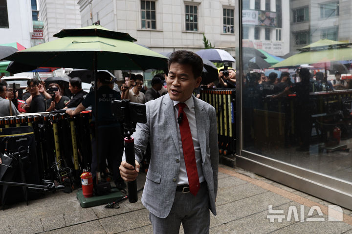 [서울=뉴시스] 김명년 기자 = 전한길(본명 전유관) 전 한국사 강사가 14일 오전 서울 여의도 국민의힘 중앙당사에서 열린 중앙윤리위원회 회의에 출석하고 있다. 윤리위는 이날 회의에서 지난 대구·경북 합동 연설회 도중 일부 후보의 연설을 방해한 전 씨에 대한 징계 수위를 확정할 예정이다. 2025.08.14. kmn@newsis.com