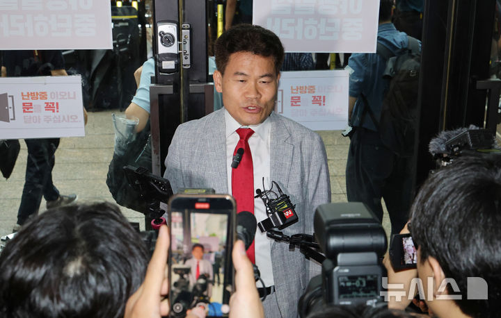 [서울=뉴시스] 김명년 기자 = 국민의힘 전당대회 합동연설회를 방해해 당 윤리위원회에 회부된 전한길(본명 전유관) 전 한국사 강사가 14일 오전 서울 여의도 중앙당사에서 열린 윤리위원회에 참석하기 전 입장을 밝히고 있다.(공동취재) 2025.08.14. photo@newsis.com