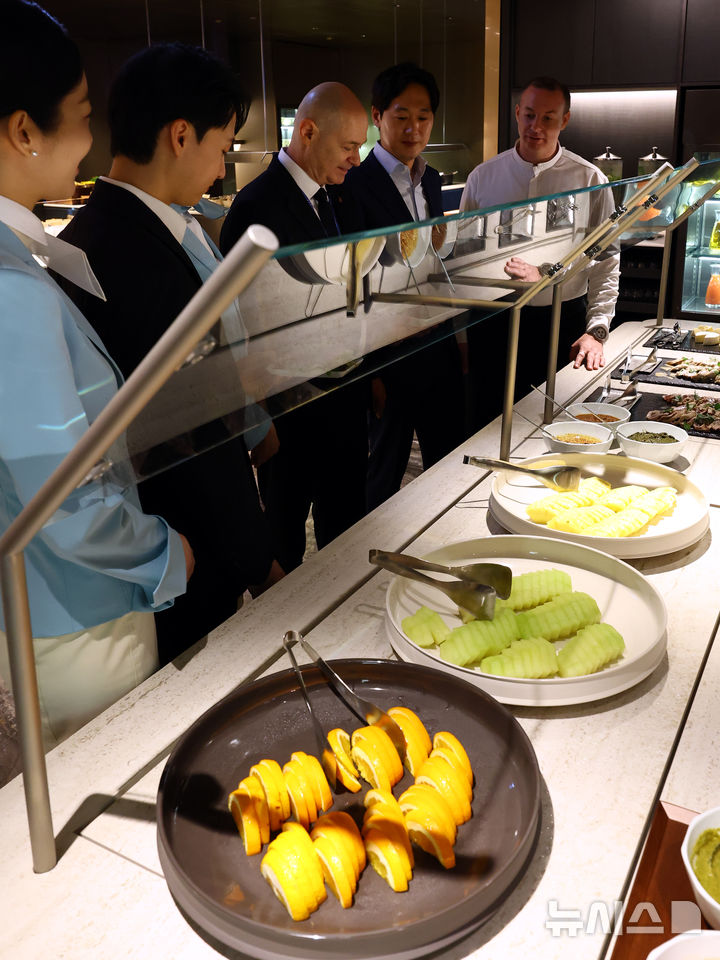 [인천공항=뉴시스] 박주성 기자 = 대한항공이 14일 인천국제공항 제2여객터미널에 신규 라운지 마일러 클럽을 공개해 데이비드 페이시 기내식기판 및 라운지부문 부사장(가운데)이 클럽을 둘러보고 있다. 대한항공이 이날 공개한 라운지는 인천국제공항 제2여객터미널 면세 구역에 위치한 마일러 클럽과 프레스티지 동편 (우측) 라운지다. 정식 개장은 오는 18일에 한다. 대한항공이 이날 공개한 마일러 클럽과 프레스티지 동편 라운지에서는 오픈 키친 겸 라이브 스테이션을 즐길 수 있다. 대한항공이 운영하는 공항 라운지에 라이브 스테이션을 도입한 것은 이번이 처음이다. 2025.08.14. park7691@newsis.com