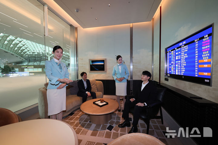 [인천공항=뉴시스] 박주성 기자 = 14일 인천국제공항 제2터미널에서 열린 대한항공 신규라운지 오픈 행사에서 마일러 클럽을 소개하고 있다. (공동취재) 2025.08.14. photo@newsis.com