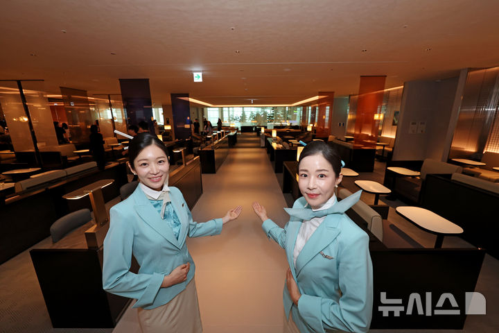 [인천공항=뉴시스] 박주성 기자 = 14일 인천국제공항 제2터미널에서 열린 대한항공 신규라운지 오픈 행사에서 마일러 클럽을 소개하고 있다. (공동취재) 2025.08.14. photo@newsis.com