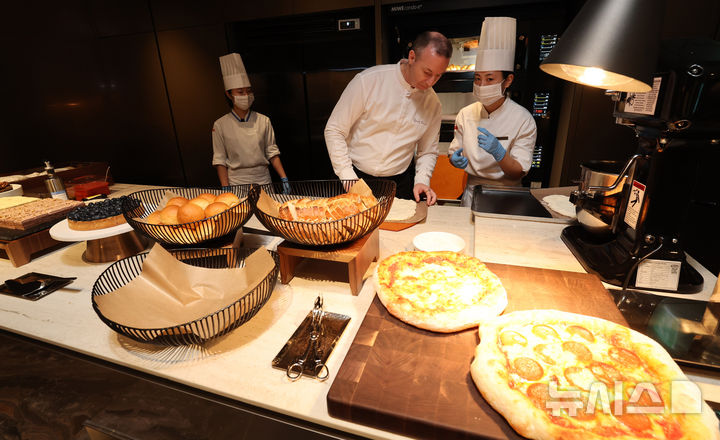 [인천공항=뉴시스] 박주성 기자 = 14일 인천국제공항 제2터미널 대한항공 마일러클럽에서 열린 신규라운지 오픈 행사가 열리고 있다. 국내 5성급 호텔 셰프들이 즉석에서 조리해주는 오픈 키친 겸 라이브 스테이션이 처음으로 도입된 이번 라운지는 오는 18일부터 일반에 공개된다. (공동취재) 2025.08.14. photo@newsis.com