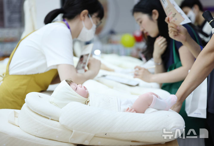 [서울=뉴시스] 김진아 기자 = 14일 서울 강남구 코엑스에서 열린 제48회 베페 베이비페어에서 관람객들이 역류방지 쿠션을 살펴보고 있다.    오는 17일까지 열리는 이번 전시는 국내 최대 규모의 유아용품 전시회로 국내외 임신, 출산, 육아, 교육 관련 170개사 350여 개의 다양하고 우수한 브랜드를 한 자리에서 경험할 수 있다. 2025.08.14. bluesoda@newsis.com
