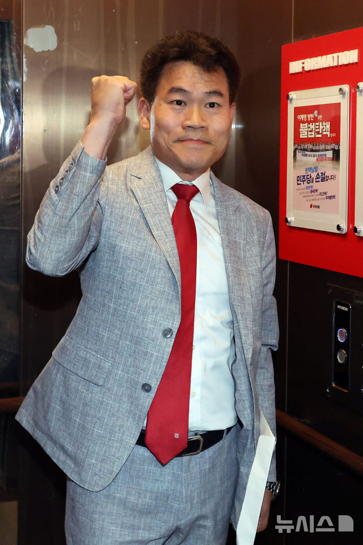 [서울=뉴시스] 김명년 기자 = 전한길 전 한국사 강사가 14일 오전 서울 여의도 국민의힘 중앙당사에서 열린 중앙윤리위원회 회의 출석을 위해 엘리베이터에 탑승해 손을 들어보이고 있다.(공동취재) 2025.08.14. photo@newsis.com
