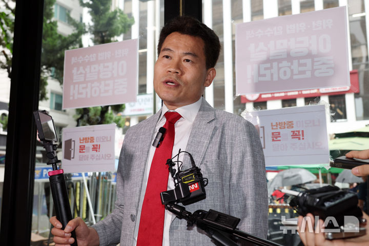[서울=뉴시스] 김명년 기자 = 국민의힘 전당대회 합동연설회를 방해해 당 윤리위원회에 회부된 전한길(본명 전유관) 전 한국사 강사가 14일 오전 서울 여의도 중앙당사에서 열린 윤리위원회에 참석하기 전 입장을 밝히고 있다.(공동취재) 2025.08.14. photo@newsis.com