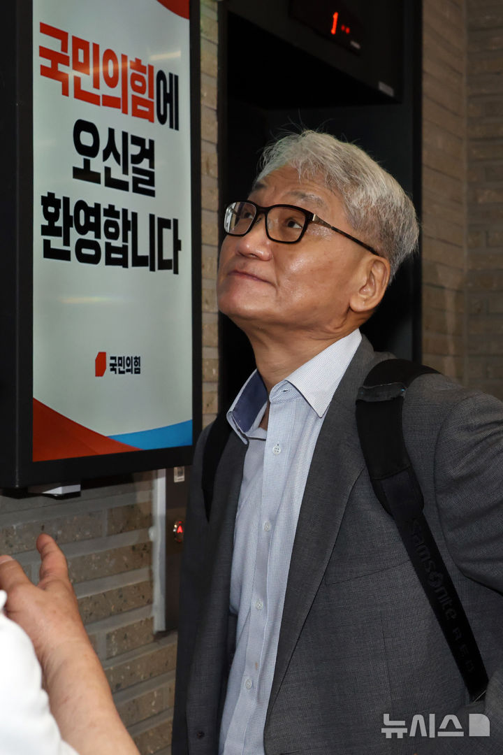 [서울=뉴시스] 김명년 기자 = 여상원 국민의힘 중앙윤리위원회 위원장이 14일 전한길 씨에 대한 징계 논의를 위한 중앙윤리위원회를 주재하기 위해 서울 여의도 중앙당사로 들어서고 있다.(공동취재) 2025.08.14. photo@newsis.com