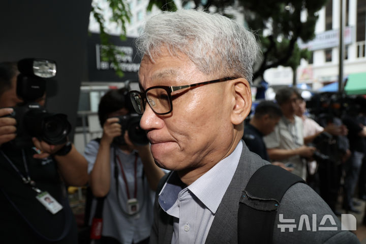 [서울=뉴시스] 김명년 기자 = 여상원 국민의힘 중앙윤리위원회 위원장이 14일 전한길 씨에 대한 징계 논의를 위한 중앙윤리위원회를 주재하기 위해 서울 여의도 중앙당사로 들어서고 있다. 2025.08.14. kmn@newsis.com