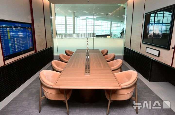 [인천공항=뉴시스] 박주성 기자 = 대한항공은 인천국제공항 라운지의 대대적인 리뉴얼을 마치고 14일 사전 공개 행사를 열었다. 대한항공이 이날 공개한 라운지는 인천국제공항 제2여객터미널 면세 구역에 위치한 마일러 클럽과 프레스티지 동편 (우측) 라운지다. 정식 개장은 오는 18일에 한다. (공동취재) 2025.08.14. photo@newsis.com