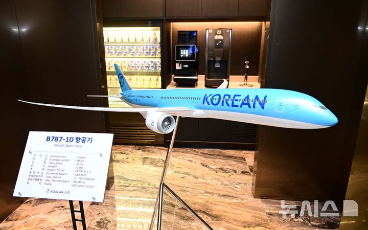 [인천공항=뉴시스] 박주성 기자 = 대한항공은 인천국제공항 라운지의 대대적인 리뉴얼을 마치고 14일 사전 공개 행사를 열었다. 대한항공이 이날 공개한 라운지는 인천국제공항 제2여객터미널 면세 구역에 위치한 마일러 클럽과 프레스티지 동편 (우측) 라운지다. 정식 개장은 오는 18일에 한다. (공동취재) 2025.08.14. photo@newsis.com