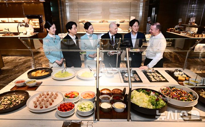 [인천공항=뉴시스] 박주성 기자 = 데이비드 페이시 기내식기판 및 라운지부문 부사장(오른쪽 세 번째)이 14일 인천국제공항 제2터미널 대한항공 마일러클럽에서 열린 신규라운지 오픈 행사에서 '라이브 스테이션'을 체험하고 있다. 국내 5성급 호텔 셰프들이 즉석에서 조리해주는 오픈 키친 겸 라이브 스테이션이 처음으로 도입된 이번 라운지는 오는 18일부터 일반에 공개된다. (공동취재) 2025.08.14. photo@newsis.com