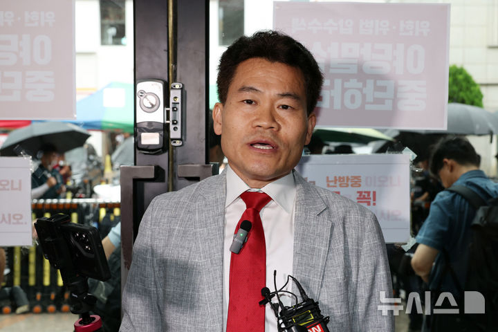 [서울=뉴시스] 김명년 기자 = 국민의힘 전당대회 합동연설회를 방해해 당 윤리위원회에 회부된 전한길(본명 전유관) 전 한국사 강사가 14일 오전 서울 여의도 중앙당사에서 열린 윤리위원회에 참석하기 전 입장을 밝히고 있다.(공동취재) 2025.08.14. photo@newsis.com