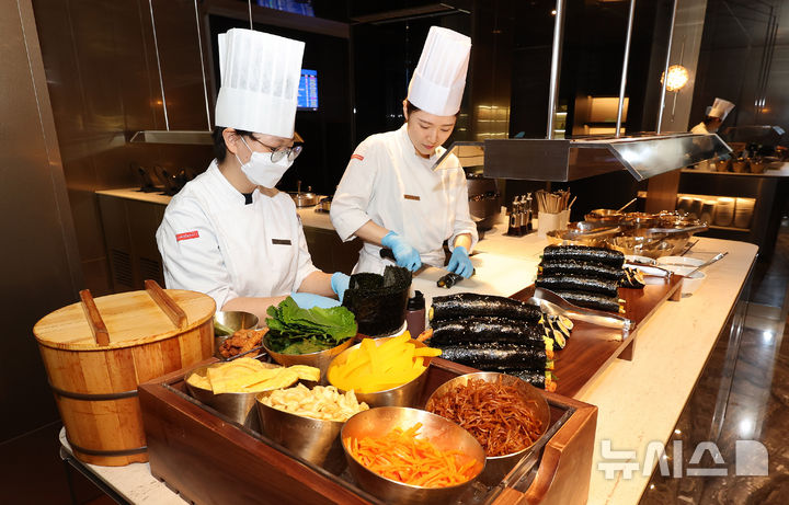 [인천공항=뉴시스] 박주성 기자 = 14일 인천국제공항 2터미널 대한항공 마일러 클럽 ‘라이브 스테이션’에서 셰프들이 음식을 조리하고 있다.대한항공은 이날 인천국제공항 라운지의 대대적인 리뉴얼을 마치고 사전 공개 행사를 열었다. 대한항공이 운영하는 공항 라운지에 라이브 스테이션을 도입한 것은 이번이 처음이다. 정식 개장은 오는 18일이다. (공동취재) 2025.08.14. photo@newsis.com