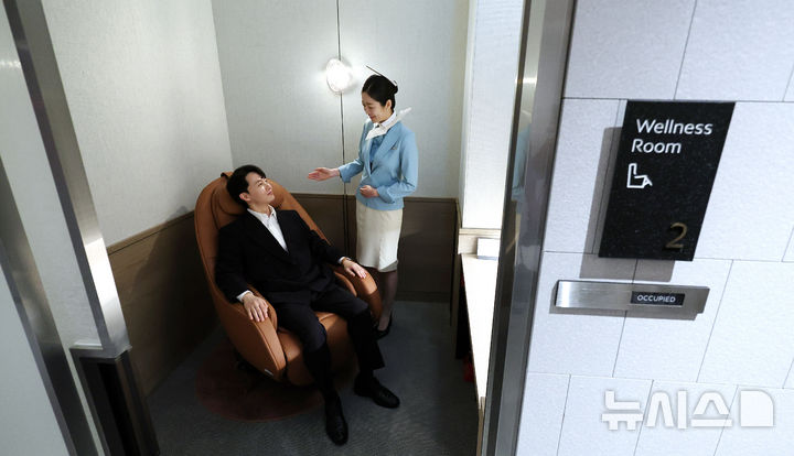 [인천공항=뉴시스] 박주성 기자 = 14일 인천국제공항 제2터미널에서 열린 대한항공 신규라운지 오픈 행사에서 대한항공 직원들이 마일러 클럽을 소개하고 있다. 대한항공은 이날 인천국제공항 라운지의 대대적인 리뉴얼을 마치고 사전 공개 행사를 열었다. 정식 개장은 오는 18일이다. (공동취재) 2025.08.14. photo@newsis.com